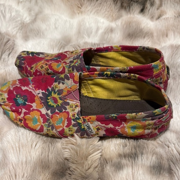 Tom’s Colorful Floral  Shoes - Picture 4 of 7